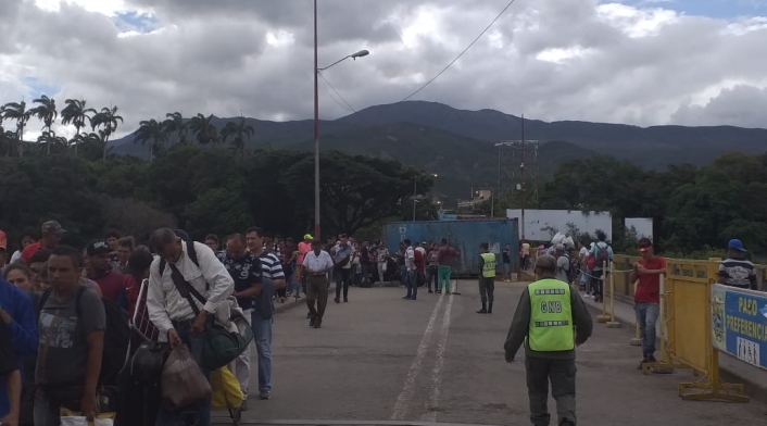 Persisten largas filas en pasos fronterizos entre Colombia y Venezuela