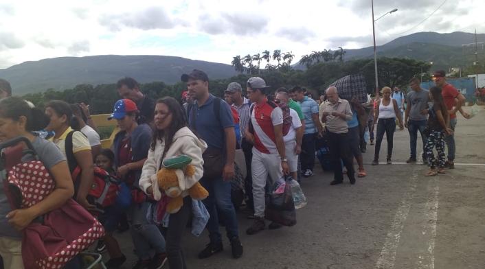 Persisten largas filas en pasos fronterizos entre Colombia y Venezuela
