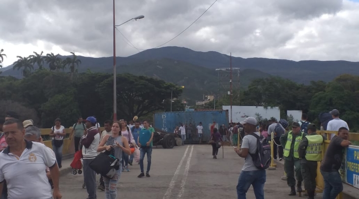 Persisten largas filas en pasos fronterizos entre Colombia y Venezuela