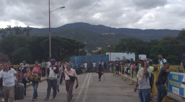 Persisten largas filas en pasos fronterizos entre Colombia y Venezuela