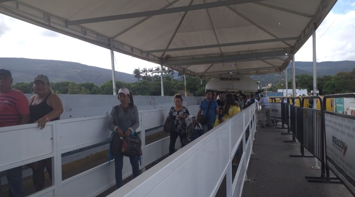 Persisten largas filas en pasos fronterizos entre Colombia y Venezuela