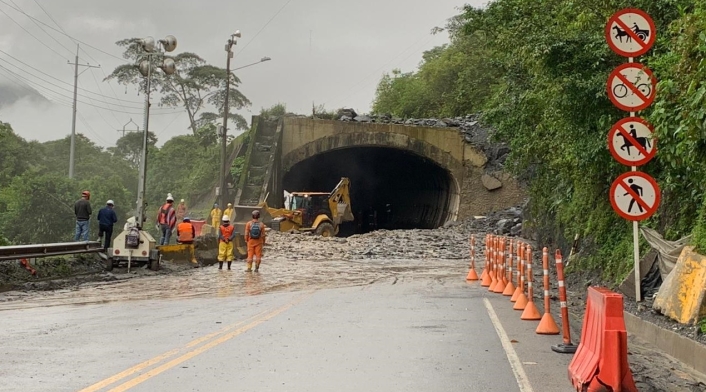 La Vía al Llano permanece afectada en los kilómetros 57 y 58 + 500.