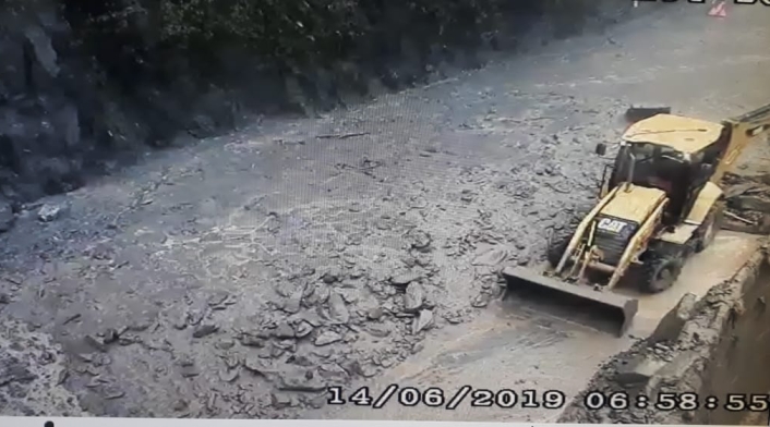 Taponamiento de la vía al Llano en el Km 58