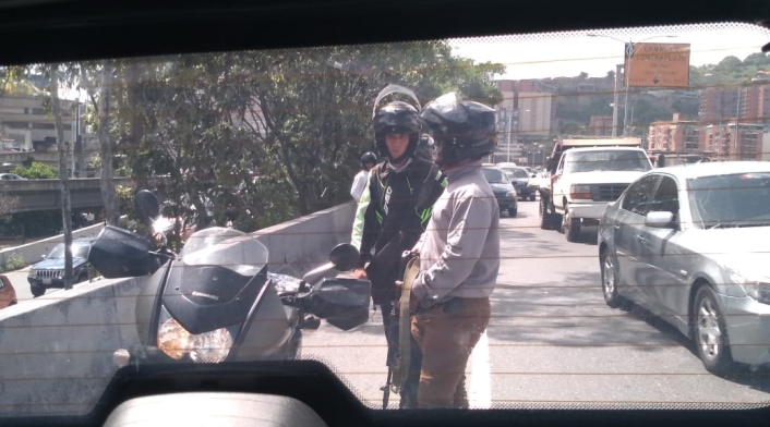 Imágenes de intento de "secuestro" a equipo de Juan Guaidó.