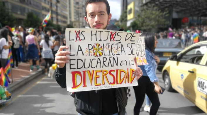 Joven participante en marcha del Orgullo LGBTI