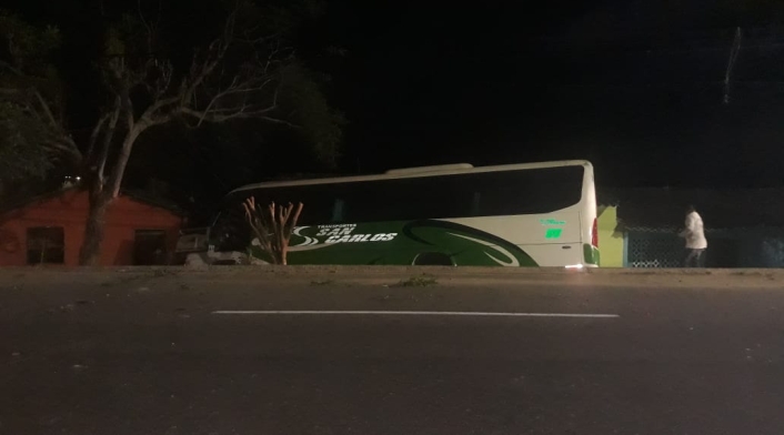El bus terminó chocando contra la vivienda.