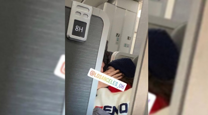 La pareja fue captada besándose en un vuelo