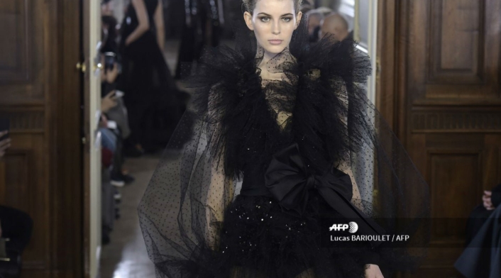 Desfile de vestidos de Elie Saab en colección Otoño Invierno en París.