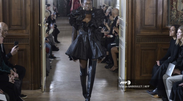 Desfile de vestidos de Elie Saab en colección Otoño Invierno en París.
