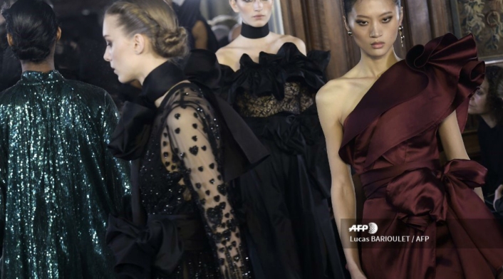 Desfile de vestidos de Elie Saab en colección Otoño Invierno en París.