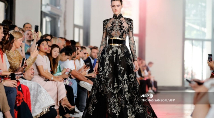 Desfile de vestidos de Elie Saab en colección Otoño Invierno en París