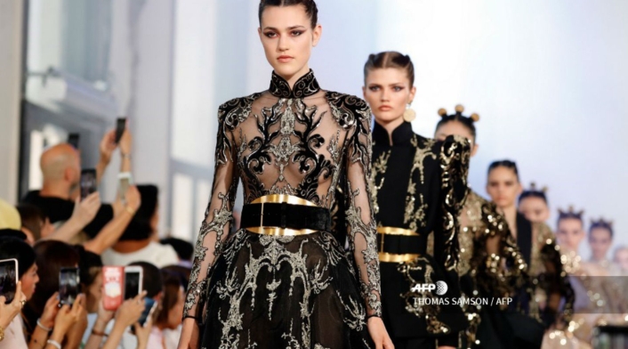 Desfile de vestidos de Elie Saab en colección Otoño Invierno en París.