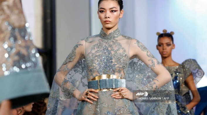 Desfile de vestidos de Elie Saab en colección Otoño Invierno en París.