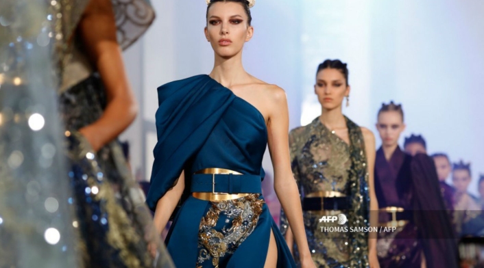 Desfile de vestidos de Elie Saab en colección Otoño Invierno en París.