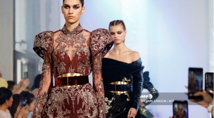 Desfile de vestidos de Elie Saab en colección Otoño Invierno en París.