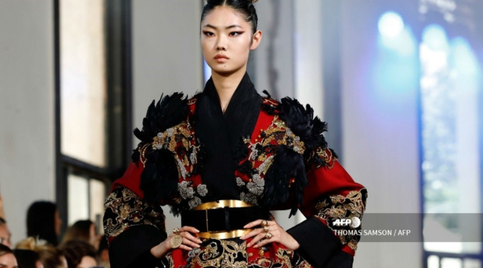 Desfile de vestidos de Elie Saab en colección Otoño Invierno en París.