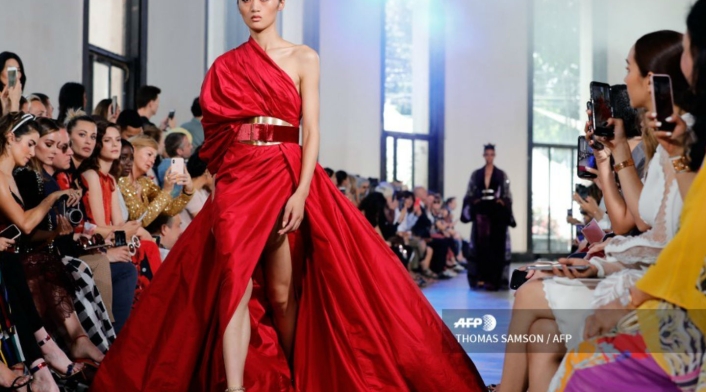 Desfile de vestidos de Elie Saab en colección Otoño Invierno en París.