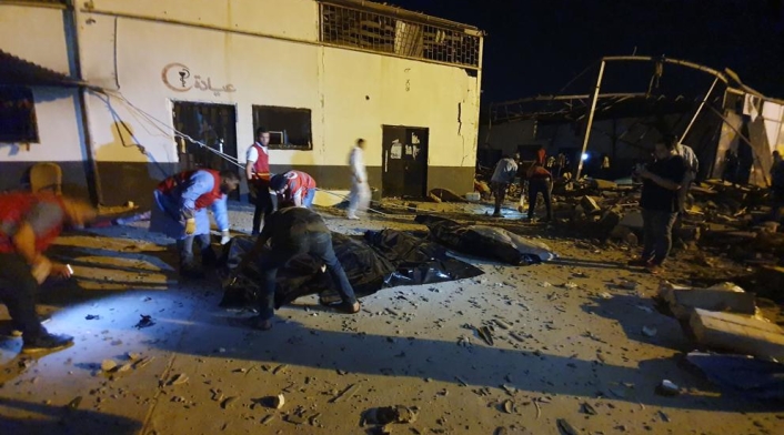 Un bombardeo causa al menos 40 muertos en un centro de detención de migrantes en Trípoli.