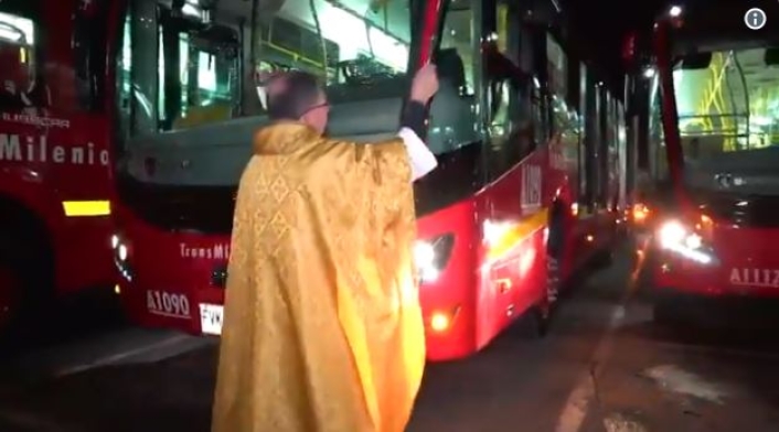 'Bendicen' los nuevos buses de Transmilenio, en Bogotá