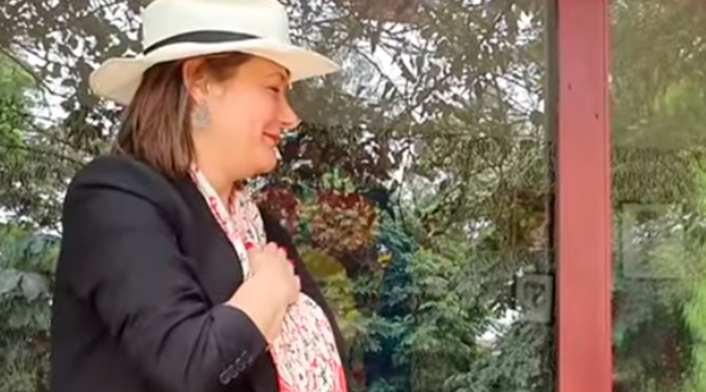 Ángela Garzón imitando al expresidente Álvaro Uribe