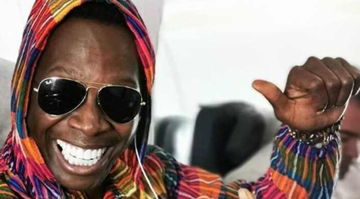 El actor interpretó una canción en un vuelo y se ganó los aplausos de los otros viajeros.