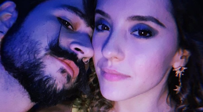 Camilo compartió un gracioso video de su novia lanzándose a una piscina con un flotador en forma de unicornio.