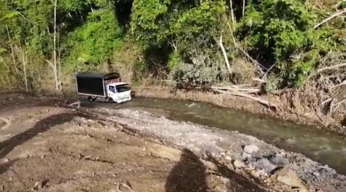 Camión pasando por encima de la quebrada Tabacal en Murca - La Palma.