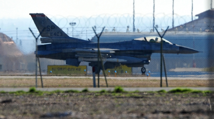 Un avión F16 de la Fuerza Aérea de los Estados Unidos en la Base Aérea de Aviano, en Italia
