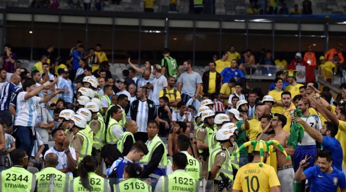 Forcejeo entre hinchas
