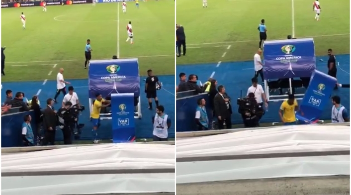 Gabriel Jesús empujando el VAR