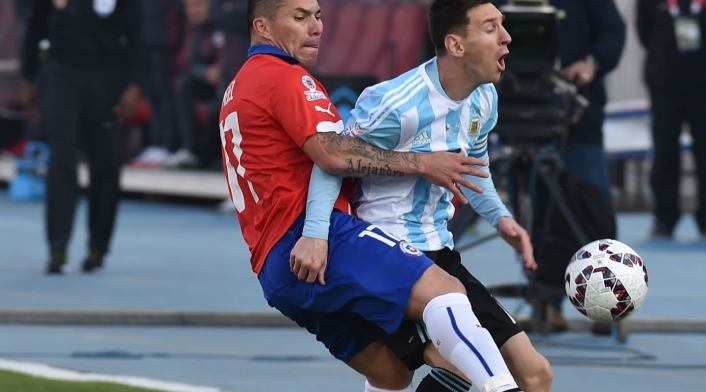 Gary Medel y Lionel Messi