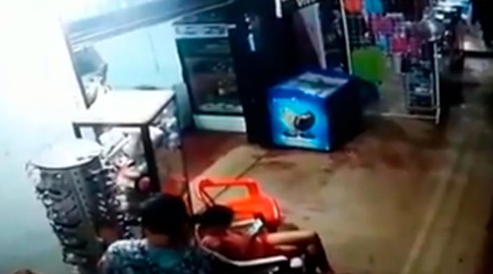 La niña Sharik Buitrago en una locación comercial de Guaviare. Al lado, su presunto violador