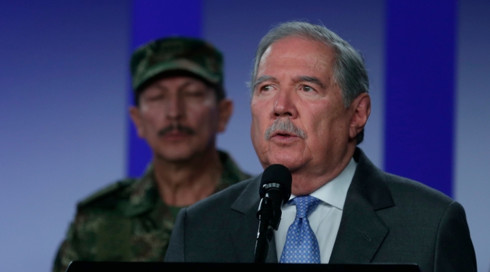 Guillermo Botero, ministro de Defensa; al fondo el general Nicacio Martínez, comandante del Ejército