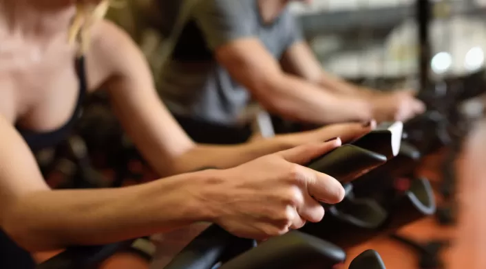 Dos personas en el gimnasio