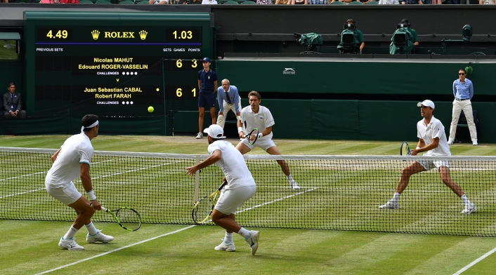 Robert Farah y Juan Sebastián Cabal, en el All England Club de Londres, enfrentando a los franceses Nicolás Mahut y Edouard Roger-Vasselin