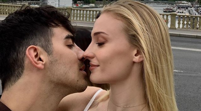 El cantante publicó una fotografía de su matrimonio con la famosa actriz.