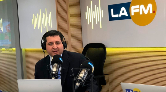 José Andrés Romero Tarazona, exdirector general de la DIAN, en la mesa de trabajo de LA FM