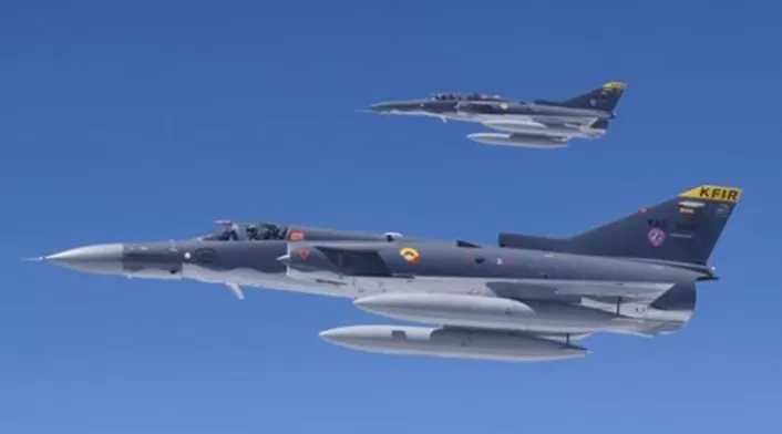 Dos aviones Kfir de la Fuerza Aérea Colombiana (FAC) sobrevolando Bogotá