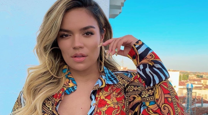 Karol G todavía tiene una foto con su ex en Instagram