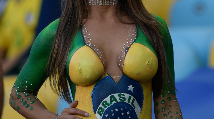 La hincha que se presentó con pintura haciendo las veces de ropa, en el estadio Maracaná, en Río de Janeiro