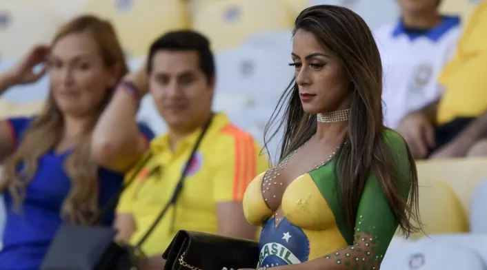 La hincha que se presentó con pintura haciendo las veces de ropa, en el estadio Maracaná, en Río de Janeiro
