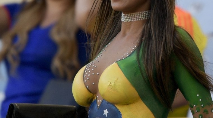La hincha que se presentó con pintura haciendo las veces de ropa, en el estadio Maracaná, en Río de Janeiro