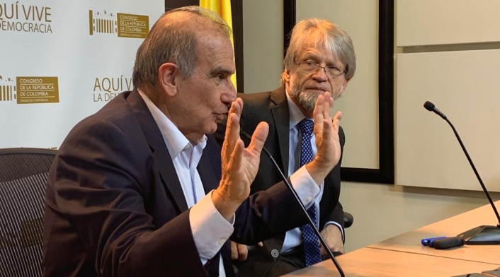 Antanas Mockus (fondo) y su abogado, Humberto de la Calle.