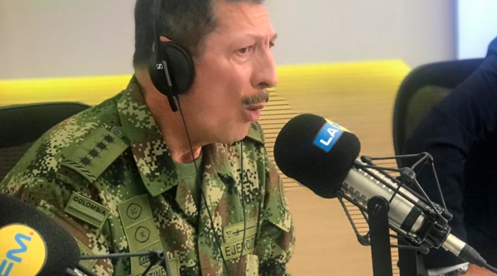 El general Nicacio Martínez, comandante del Ejército, en la mesa de trabajo de LA FM, en Bogotá