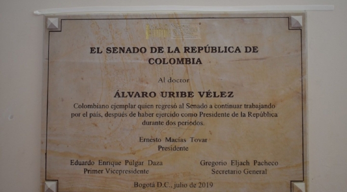 Placa en honor a Álvaro Uribe Vélez