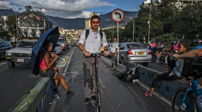 Hombre en patineta