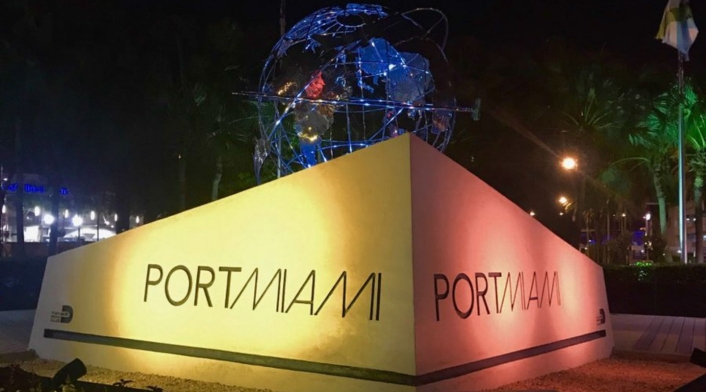Puerto de Miami iluminado con la bandera de Colombia