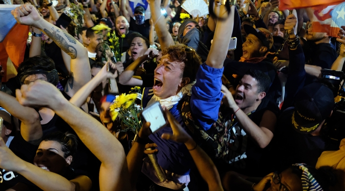 Miles de personas reunidas en la calle Fortaleza celebrando la renuncia de Ricardo Roselló