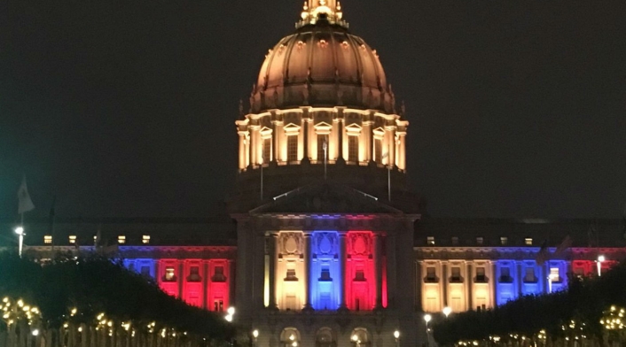 Ayuntamiento de San Francisco iluminado con la bandera de Colombia