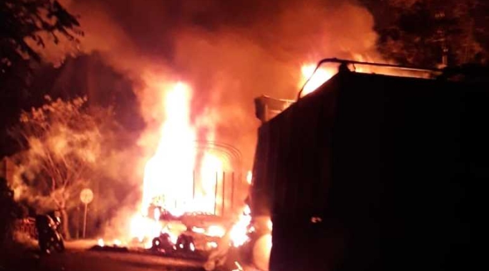 Vehículos incinerados en la Troncal a la Costa.